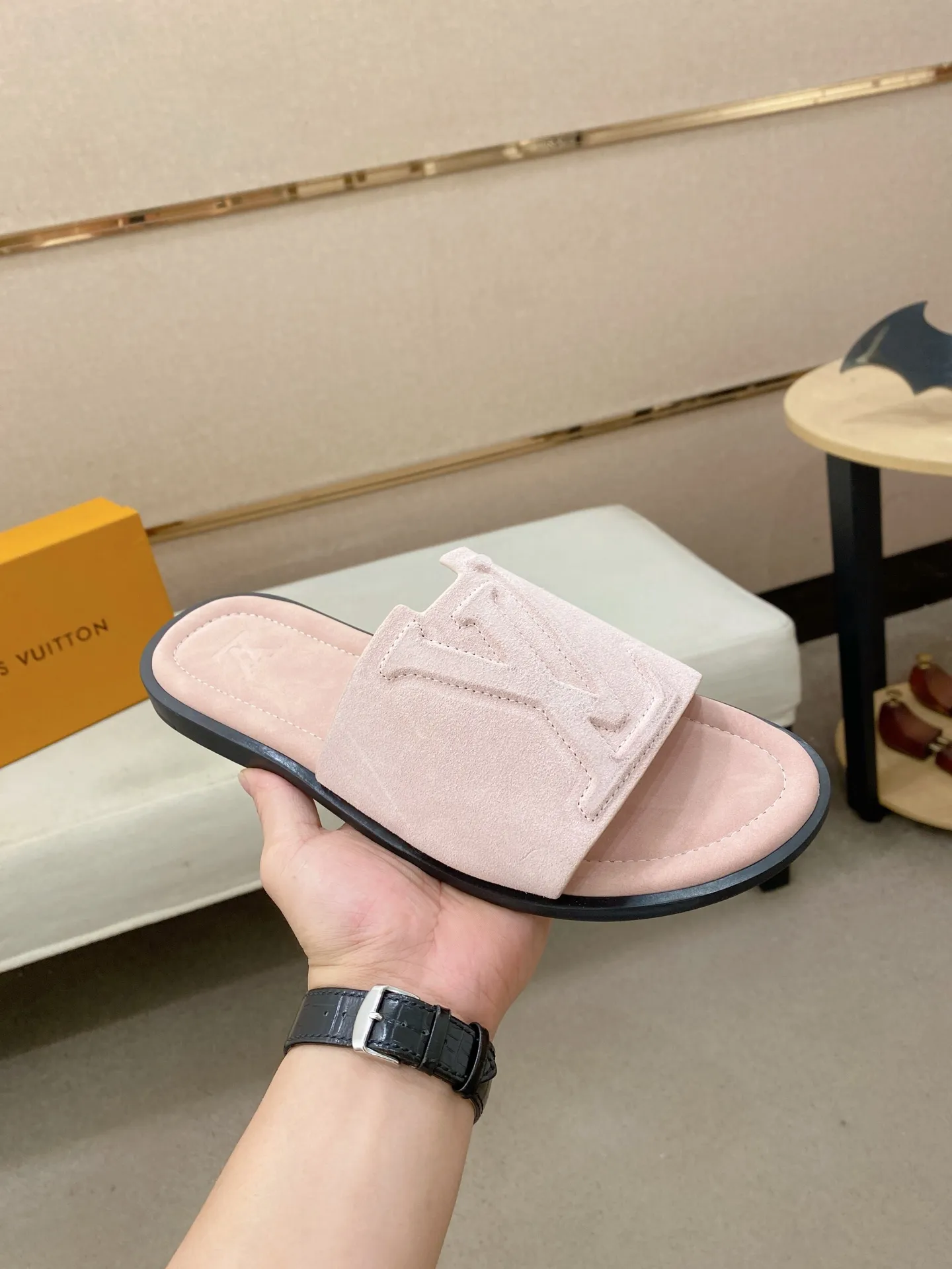 Men's shoes 💰: 340💰Made by LV🔍Top purchasing agents. Men's spring and summer slippers are available at the same counter. The uppers are imported cowhide from Italy, with logo graphics and high-quality craftsmanship. Soles: original soles specially provided by the original factory. Exclusive movable molded soles are super comfortable. Original goods follow orders. 🔍🔍High quality. You can enter and exit the counter at will. Welcome to compare. Size 38-44. Can be customized45